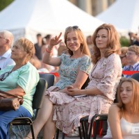 Ищите себя: тысячи человек заполнили площадь перед УрФУ, чтобы послушать скрипачей из Австрии - Nice Days Hostel, Екатеринбург
